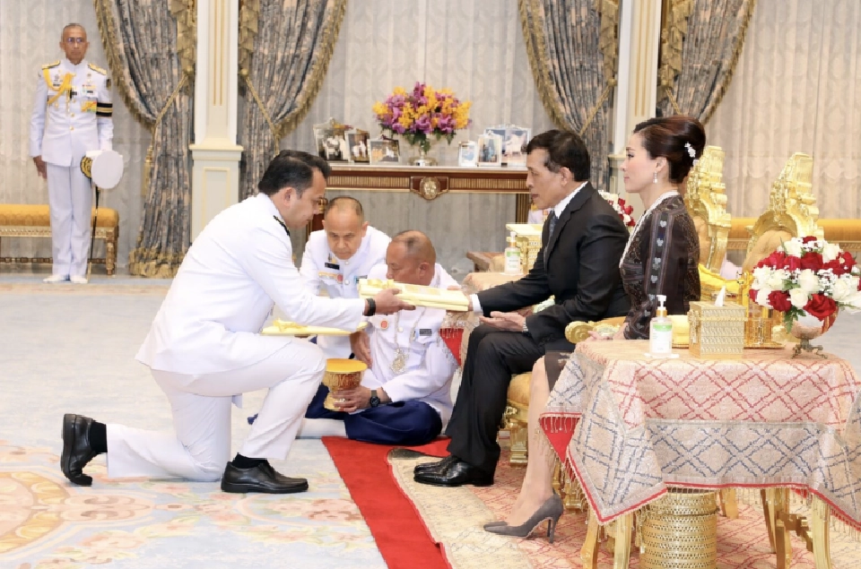 'ในหลวง'พระราชทานโฉนดที่ดิน แก่ 9 หน่วยงานรัฐ-สถานศึกษา 