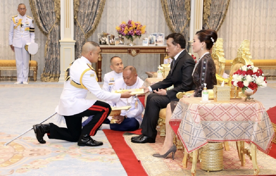 'ในหลวง'พระราชทานโฉนดที่ดิน แก่ 9 หน่วยงานรัฐ-สถานศึกษา 