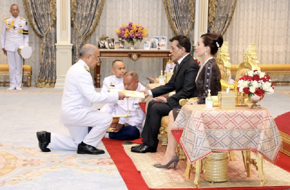 'ในหลวง'พระราชทานโฉนดที่ดิน แก่ 9 หน่วยงานรัฐ-สถานศึกษา 
