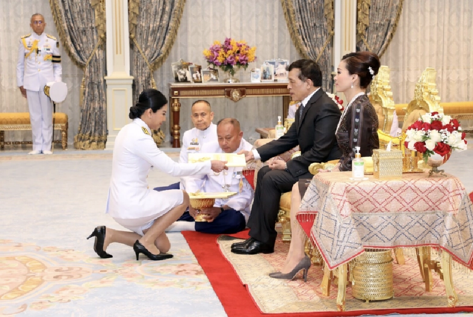 'ในหลวง'พระราชทานโฉนดที่ดิน แก่ 9 หน่วยงานรัฐ-สถานศึกษา 