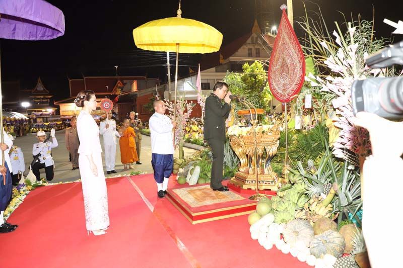 'ในหลวง-พระราชินี'เสด็จฯถวายผ้าป่าวัดช่องแค ประชาชนรอรับเสด็จฯเนืองแน่น