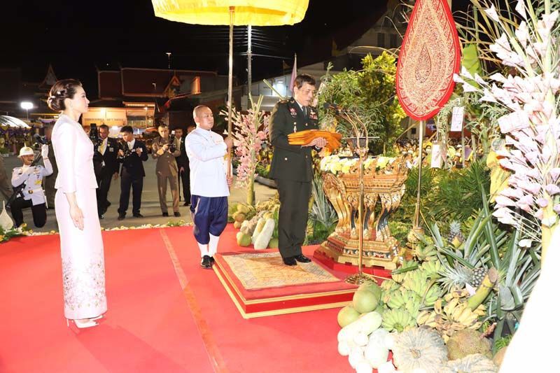 'ในหลวง-พระราชินี'เสด็จฯถวายผ้าป่าวัดช่องแค ประชาชนรอรับเสด็จฯเนืองแน่น