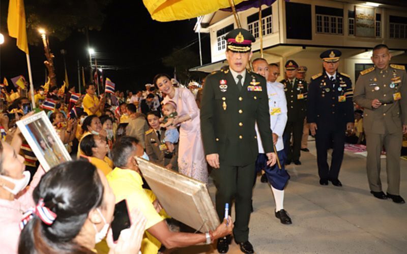 'ในหลวง-พระราชินี'เสด็จฯถวายผ้าป่าวัดช่องแค ประชาชนรอรับเสด็จฯเนืองแน่น 'ในหลวง-พระราชินี'เสด็จฯถวายผ้าป่าวัดช่องแค ประชาชนรอรับเสด็จฯเนืองแน่น