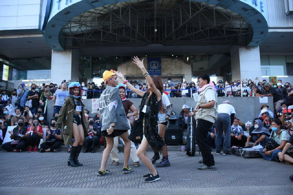 บรรยากาศการชุมนุมของ ม็อบคณะราษฎร ที่บริเวณหน้าห้างสรรพสินค้าอิมพีเรียล สำโรง 