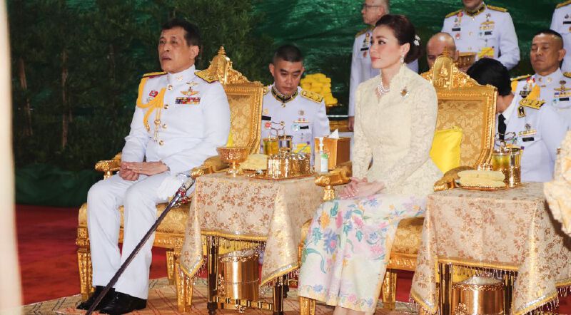  "ในหลวง-ราชินี" ทรงเปิดศาลหลักเมืองพัทลุง พสกนิกรเฝ้าฯ รับเสด็จเนืองแน่น