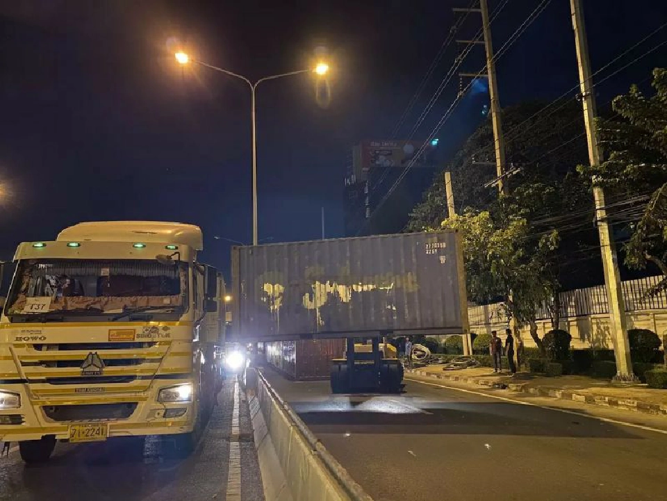 เปิดภาพ รับมือม็อบราษฎร ตู้คอนเทนเนอร์ พรึ่บหน้ากรมทหารราบที่ 1 