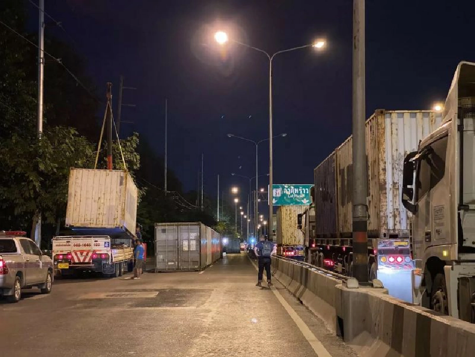 เปิดภาพ รับมือม็อบราษฎร ตู้คอนเทนเนอร์ พรึ่บหน้ากรมทหารราบที่ 1 