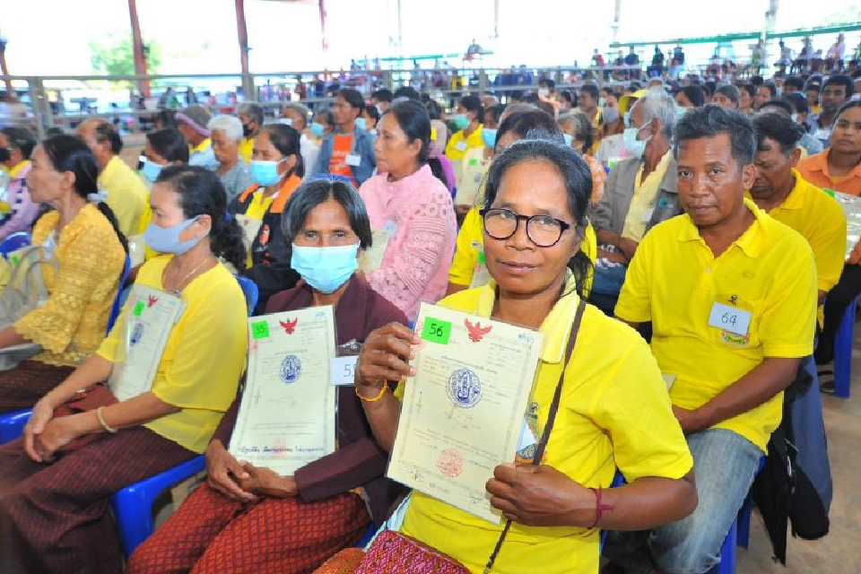 “ธรรมนัส”มอบ ส.ป.ก.4-01 ให้เกษตรกรสุรินทร์  