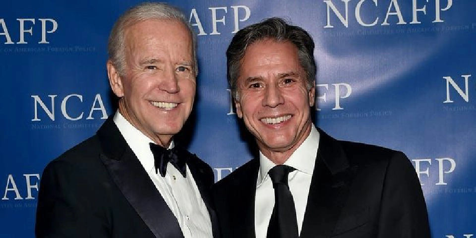 แอนโทนี บลิงเค็น (ขวา) และโจ ไบเดน 