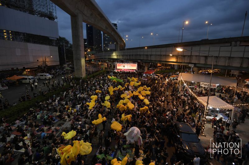 ประมวลภาพ "ม็อบคณะราษฎร" ปิดห้าแยกลาดพร้าว ไล่ "บิ๊กตู่" 