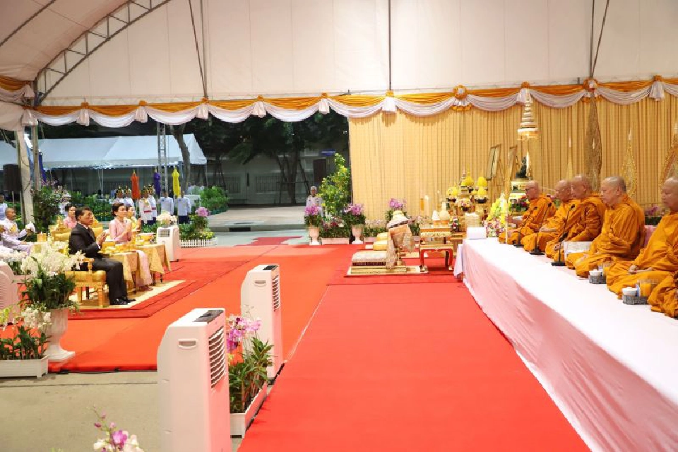 "ในหลวง-ราชินี" เสด็จบำเพ็ญพระราชกุศล สวดเจริญมหามงคล รวมศาสนา ถวาย ร.9 