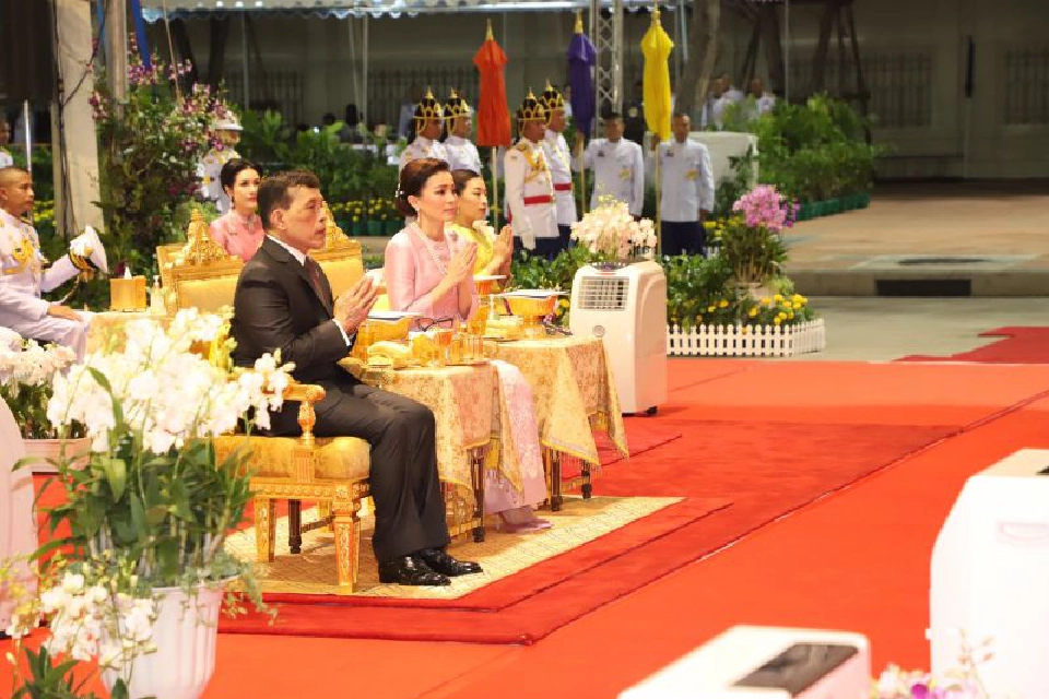 "ในหลวง-ราชินี" เสด็จบำเพ็ญพระราชกุศล สวดเจริญมหามงคล รวมศาสนา ถวาย ร.9 