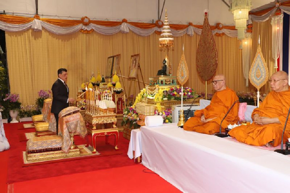 "ในหลวง-ราชินี" เสด็จบำเพ็ญพระราชกุศล สวดเจริญมหามงคล รวมศาสนา ถวาย ร.9 