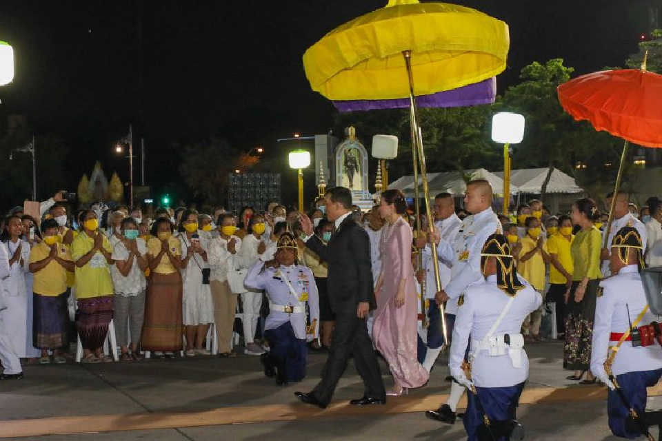 "ในหลวง-ราชินี" เสด็จบำเพ็ญพระราชกุศล สวดเจริญมหามงคล รวมศาสนา ถวาย ร.9 