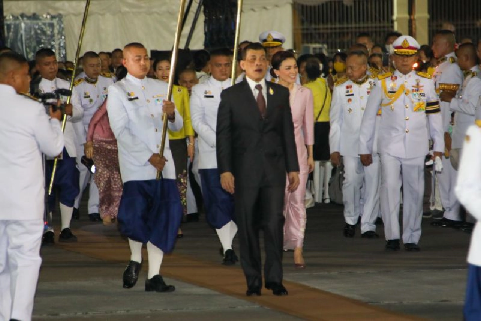 "ในหลวง-ราชินี" เสด็จบำเพ็ญพระราชกุศล สวดเจริญมหามงคล รวมศาสนา ถวาย ร.9 