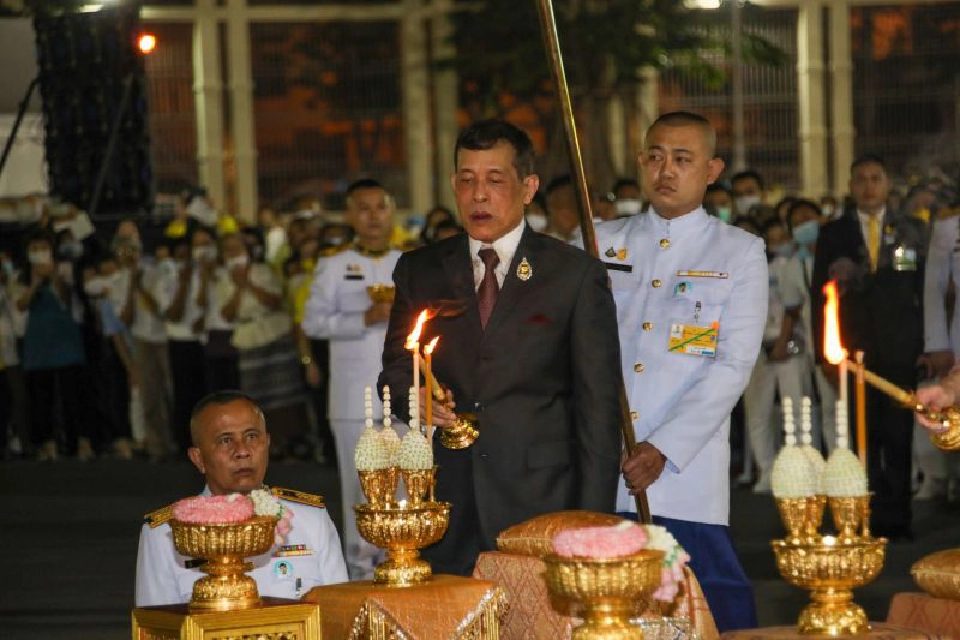 "ในหลวง-ราชินี" เสด็จบำเพ็ญพระราชกุศล สวดเจริญมหามงคล รวมศาสนา ถวาย ร.9 