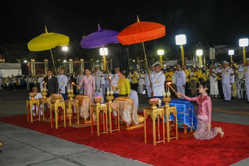 "ในหลวง-ราชินี" เสด็จบำเพ็ญพระราชกุศล สวดเจริญมหามงคล รวมศาสนา ถวาย ร.9 