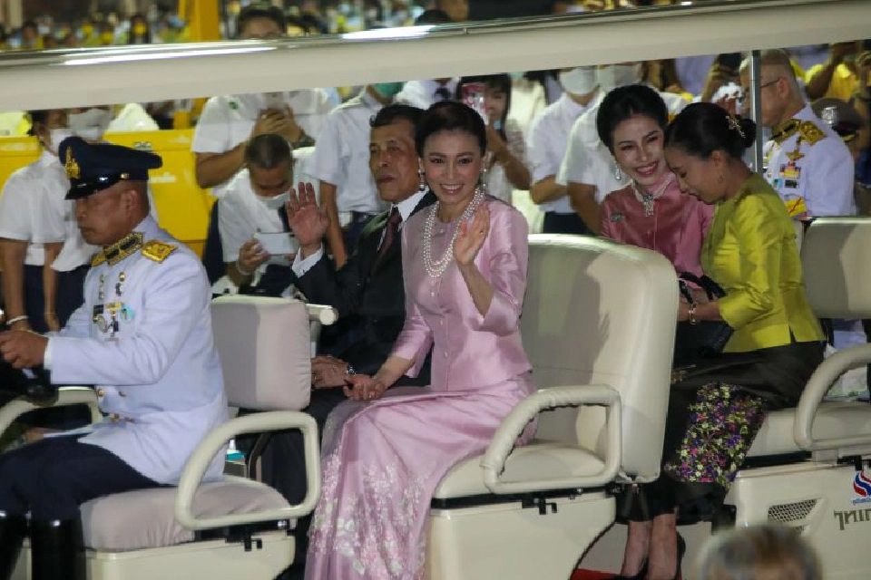 "ในหลวง-ราชินี" เสด็จบำเพ็ญพระราชกุศล สวดเจริญมหามงคล รวมศาสนา ถวาย ร.9 