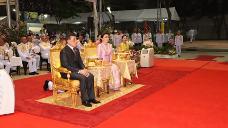 "ในหลวง-ราชินี" เสด็จบำเพ็ญพระราชกุศล สวดเจริญมหามงคล รวมศาสนา ถวาย ร.9 "ในหลวง-ราชินี" เสด็จบำเพ็ญพระราชกุศล สวดเจริญมหามงคล รวมศาสนา ถวาย ร.9