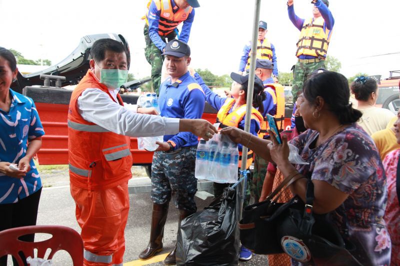 นิพนธ์ ลุย 3 จ.พื้นที่น้ำท่วมภาคใต้ ให้กำลังใจผู้ประสบภัย