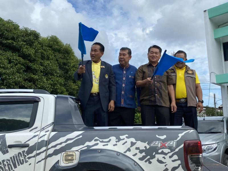 อธิบดีกรมปศุสัตว์นำทีมลงพื้นช่วยน้ำท่วมเมืองคอน (มีคลิป)