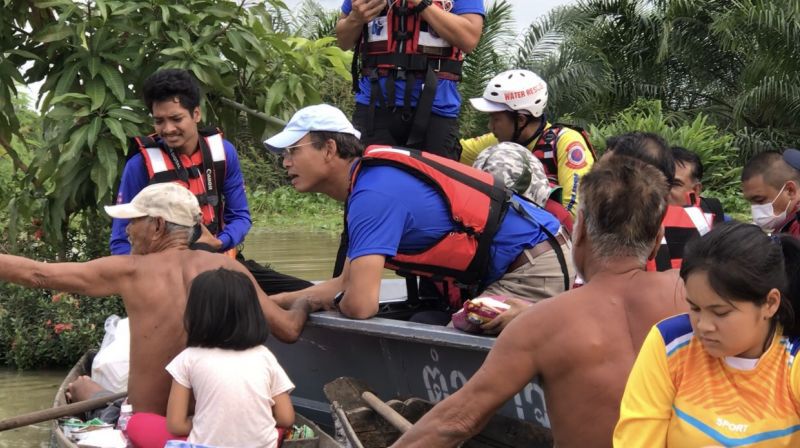 “กรณ์”นำทีมกล้าอาสาลุยช่วยน้ำท่วมเมืองคอน