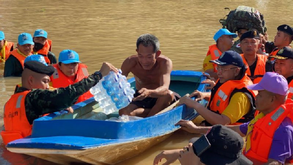 ผู้ว่าฯสุราษฎร์ลุยน้ำปลอบขวัญชาวพุนพิน