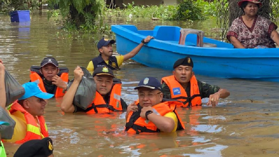 ผู้ว่าฯสุราษฎร์ลุยน้ำปลอบขวัญชาวพุนพิน