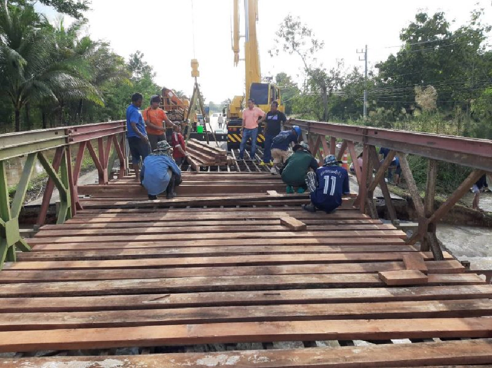 กรมทางหลวง เร่งติดตั้งสะพานเบลี่ย์ ช่วยน้ำท่วมใต้