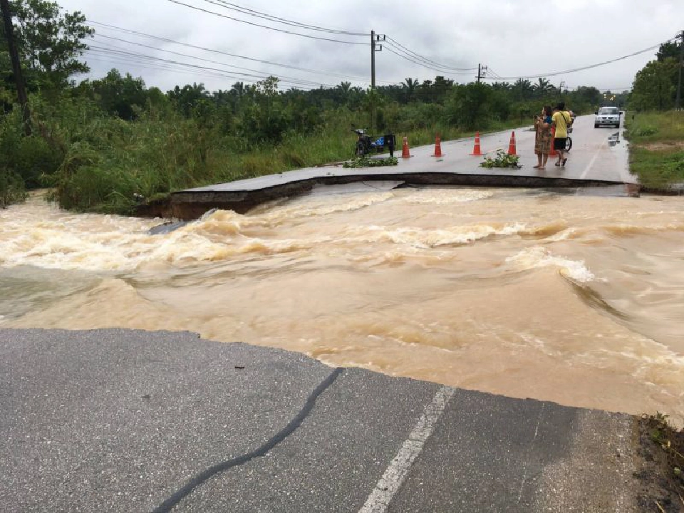 กรมทางหลวง เร่งติดตั้งสะพานเบลี่ย์ ช่วยน้ำท่วมใต้