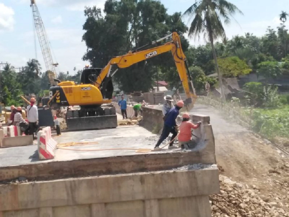 กรมทางหลวง เร่งติดตั้งสะพานเบลี่ย์ ช่วยน้ำท่วมใต้