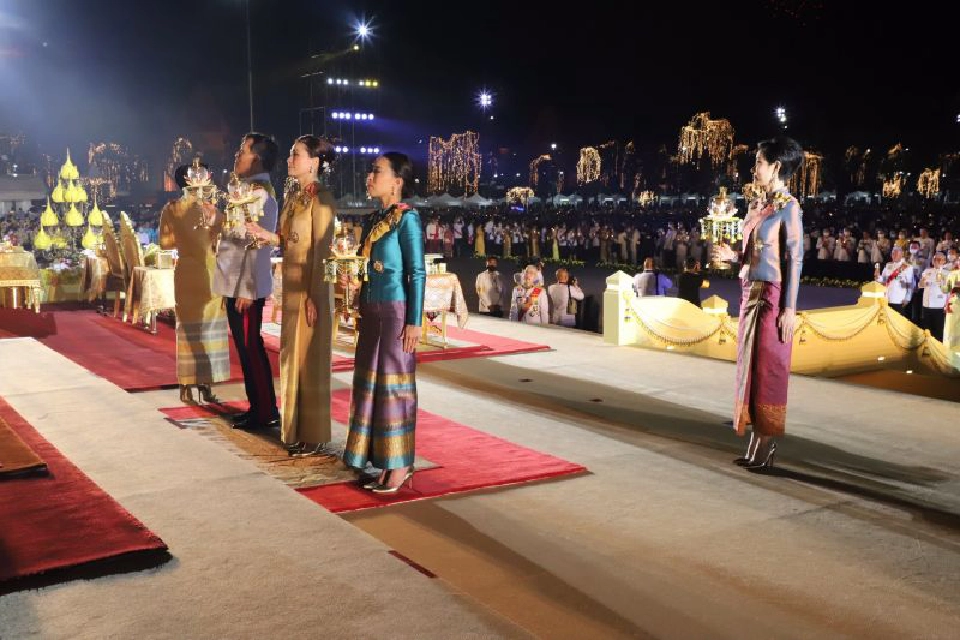 ประมวลภาพ โดรนแปรอักษร "วันพ่อแห่งชาติ" เทิดพระเกียรติในหลวง ร.9 (ชมคลิป)