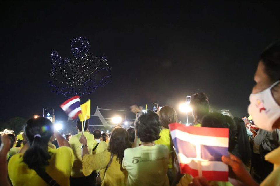 ประมวลภาพ โดรนแปรอักษร "วันพ่อแห่งชาติ" เทิดพระเกียรติในหลวง ร.9 (ชมคลิป)