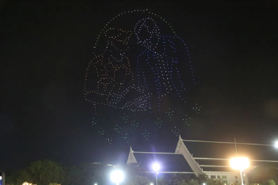 ประมวลภาพ โดรนแปรอักษร "วันพ่อแห่งชาติ" เทิดพระเกียรติในหลวง ร.9 (ชมคลิป)