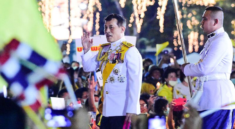 ประมวลภาพ “ในหลวง-ราชินี” เสด็จฯในพิธีจุดเทียน “มหามงคล” วันพ่อแห่งชาติ 