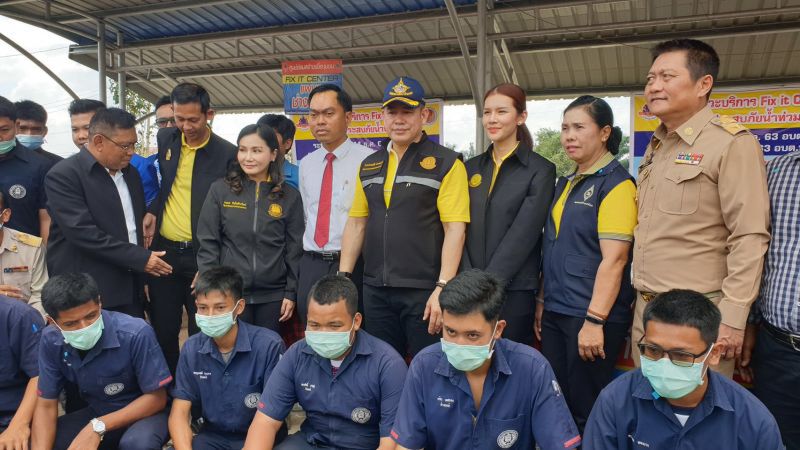 ลุยเยียวยาน้ำท่วมภาคใต้ "ธรรมนัส-นฤมล” แจกถุงยังชีพผู้ประสบภัย