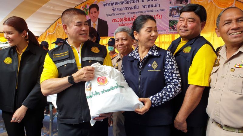 ลุยเยียวยาน้ำท่วมภาคใต้ "ธรรมนัส-นฤมล” แจกถุงยังชีพผู้ประสบภัย