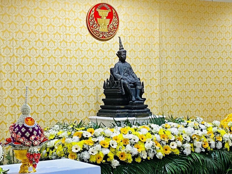 "สุวัจน์"นำทีม"ชาติพัฒนา"วางพานพุ่ม ร.7 เนื่องในวันรัฐธรรมนูญ