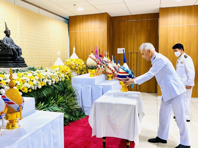 "สุวัจน์"นำทีม"ชาติพัฒนา"วางพานพุ่ม ร.7 เนื่องในวันรัฐธรรมนูญ