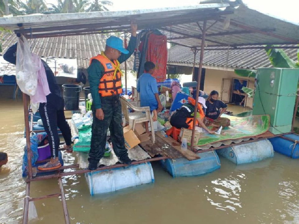 สุราษฎร์ฯเพิ่มเครื่องดันน้ำ16ตัวเร่งระบายลงทะเล