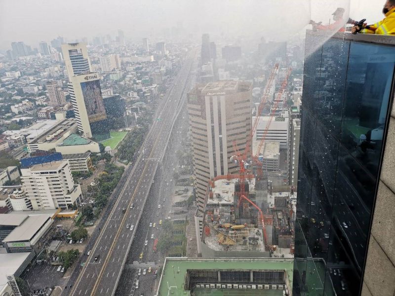 สิงห์ เอสเตท ช่วยแก้ PM2.5 ฉีดพ่นละอองน้ำ 4 อาคารใหญ่