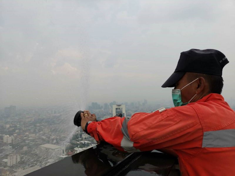 สิงห์ เอสเตท ช่วยแก้ PM2.5 ฉีดพ่นละอองน้ำ 4 อาคารใหญ่