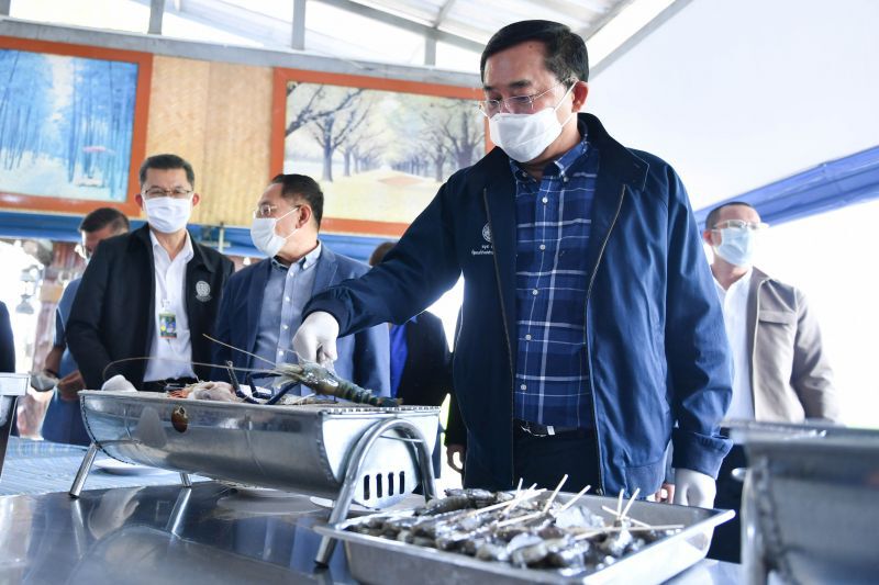 ประมวลภาพ “โชว์กินกุ้ง” ปลุกเชื่อมั่นอาหารทะเลไทยไร้เชื้อโควิด (มีคลิป)