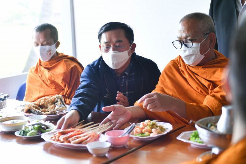 ประมวลภาพ “โชว์กินกุ้ง” ปลุกเชื่อมั่นอาหารทะเลไทยไร้เชื้อโควิด (มีคลิป)