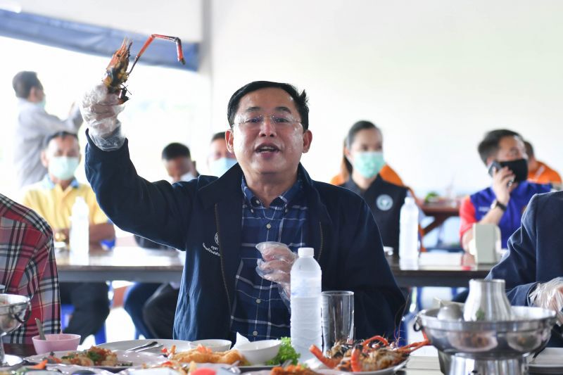 ประมวลภาพ “โชว์กินกุ้ง” ปลุกเชื่อมั่นอาหารทะเลไทยไร้เชื้อโควิด (มีคลิป)