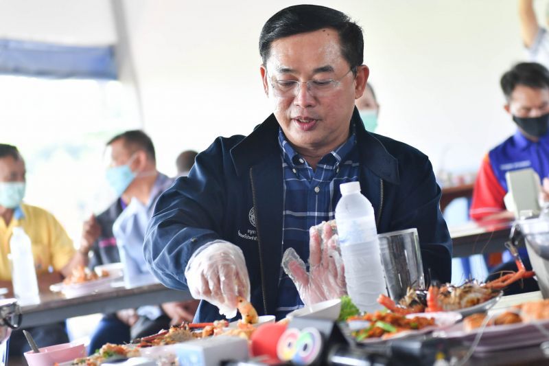 ประมวลภาพ “โชว์กินกุ้ง” ปลุกเชื่อมั่นอาหารทะเลไทยไร้เชื้อโควิด (มีคลิป)