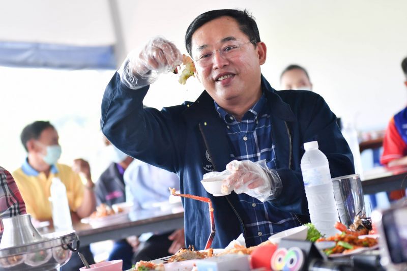 ประมวลภาพ “โชว์กินกุ้ง” ปลุกเชื่อมั่นอาหารทะเลไทยไร้เชื้อโควิด (มีคลิป)