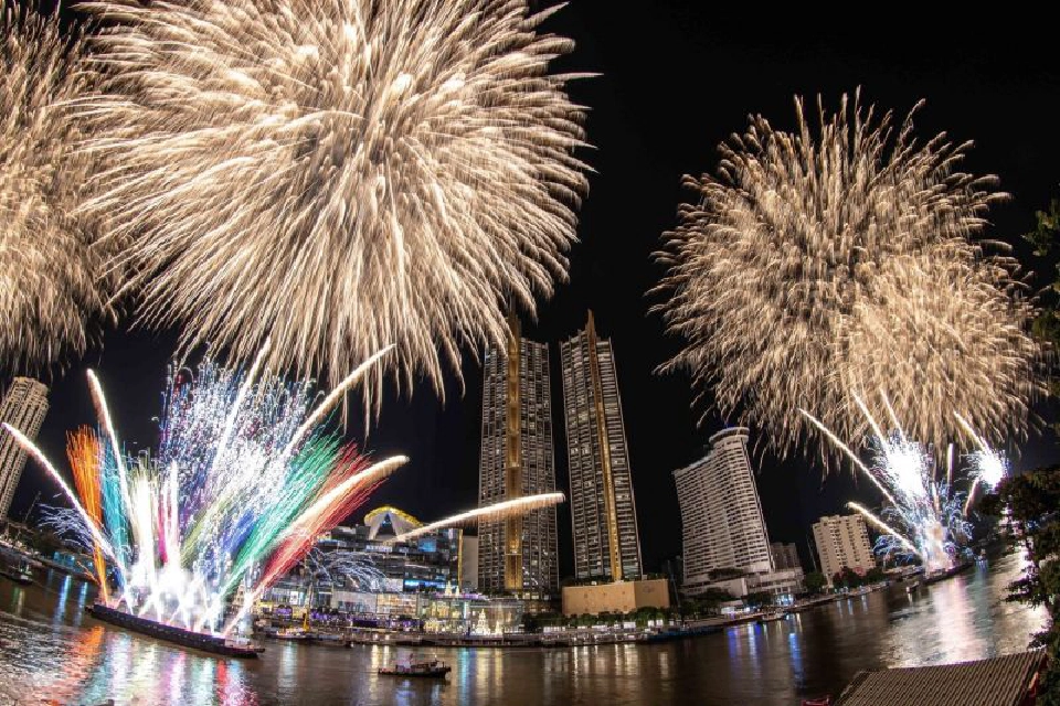 ไอคอนสยาม โชว์พลุอลังการ “Amazing Thailand Countdown 2021” 