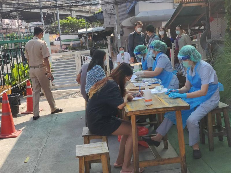 ทีมแพทย์ตรวจหาเชื้อด้วยการ Swab พนักงานที่ร้าน ทุกคน (ขอบคุณภาพจากเพจ Groove Evening)
