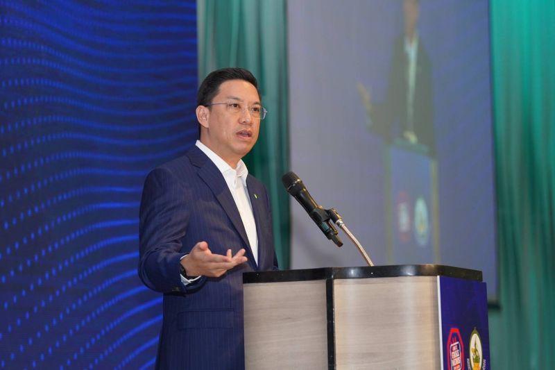 นายพุทธิพงษ์  ปุณณกันต์  รัฐมนตรีว่าการกระทรวงดิจิทัลเพื่อเศรษฐกิจและสังคม (ดีอีเอส)